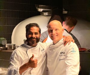 Los chefs Hari Shetty y Óscar Salazar en la cocina de Nela Amsterdam